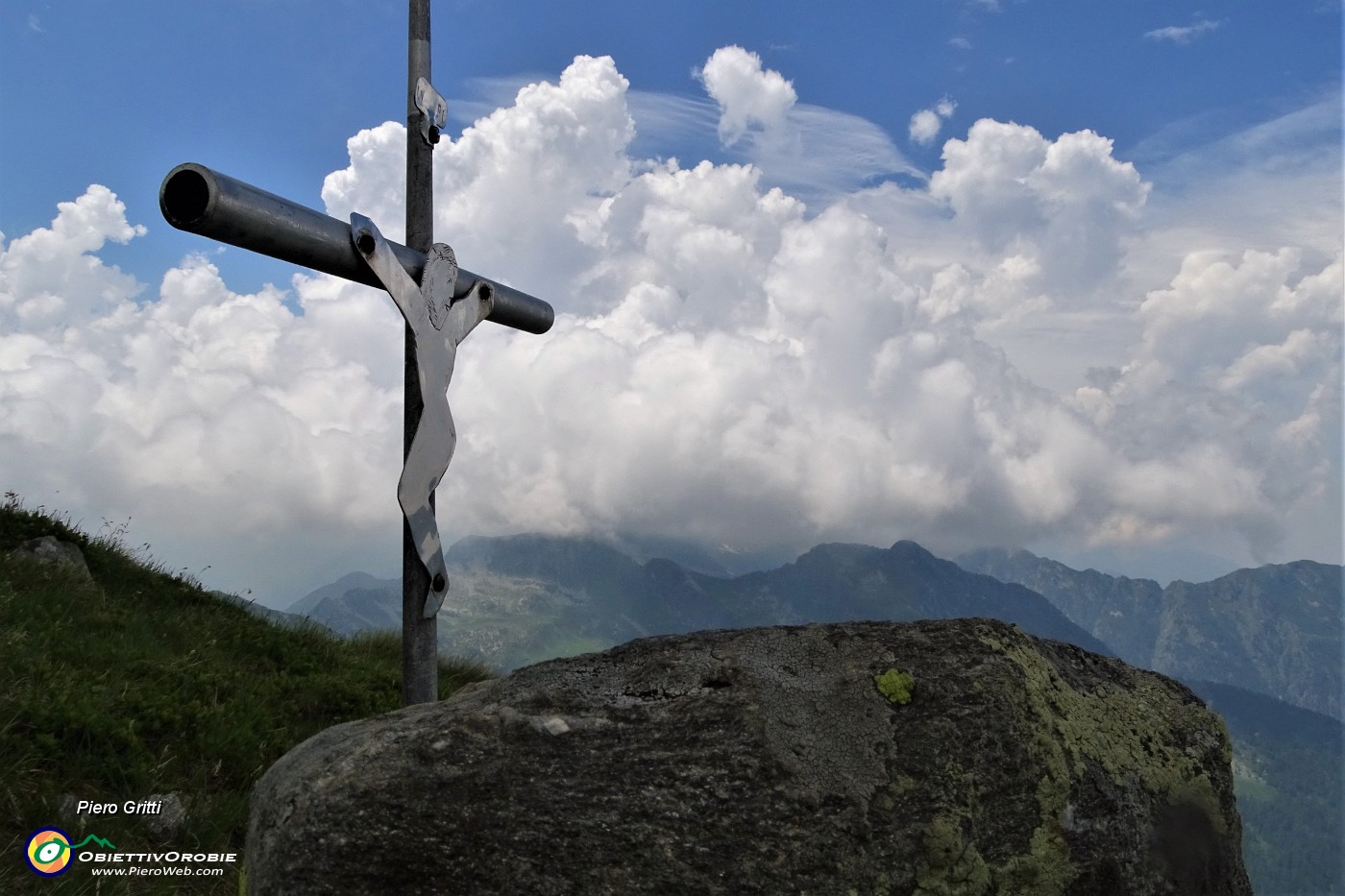 58 Alla crocetta di vetta del Pizzo Scala (2427 m) con vista ad ovest .JPG